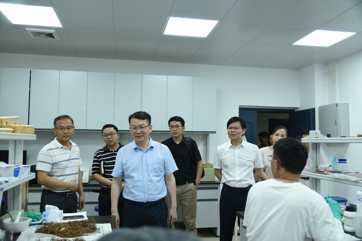 http://cms.gxu.edu.cn/__local/C/19/3D/FD5F1767B7354E52B26B0C07783_0F0CFFD7_3D0F1.jpg